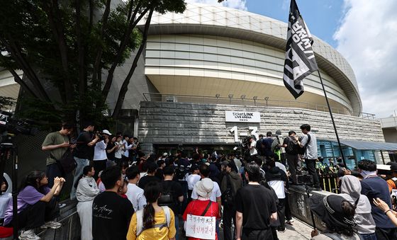 부정선거 시위대, 개표소 앞 개표 중단 촉구