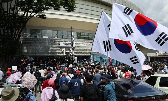 '투표용지 부족' 개표소 앞 몰려든 시위대