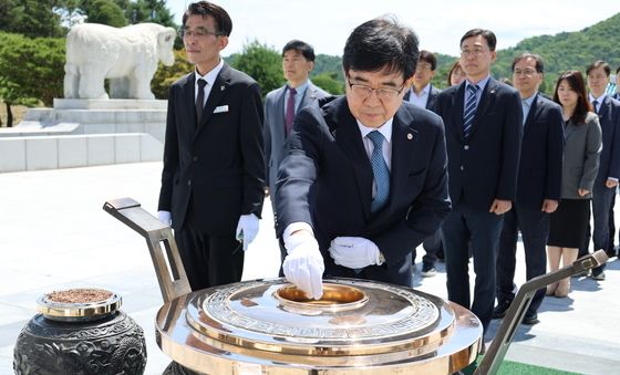 대전현충원서 분향하는 인태연 소진공 이사장