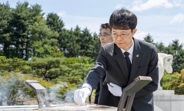 강성민 조달청 차장 대전현충원 찾아 참배