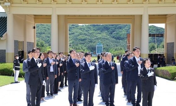 인태연 소진공 이사장, 직원들과 대전현충원 참배