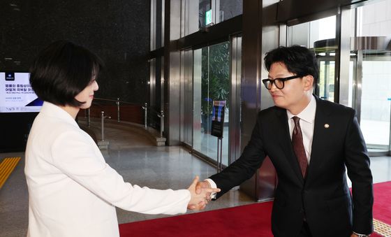 국회에서 배현진 의원과 악수 나누는 한동훈 의원