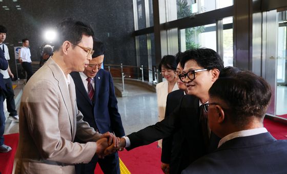 의원들과 악수 나누는 한동훈 의원