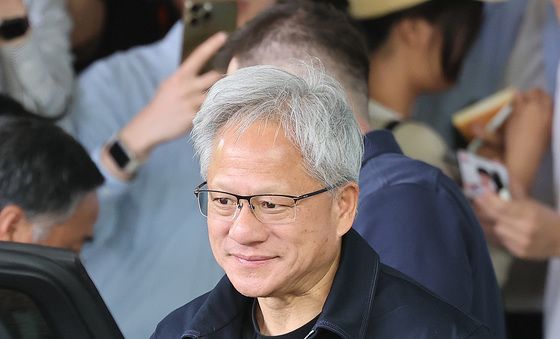 젠슨황, 디올 입고 방한