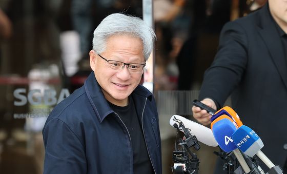 취재진 질문에 답하는 젠슨황