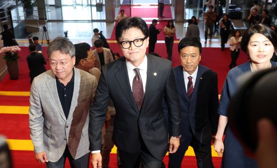본회의장으로 향하는 한동훈