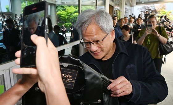 사인 요청에 응하는 젠슨 황 CEO