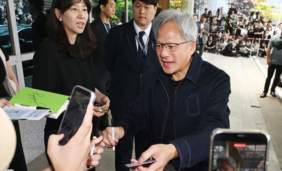 젠슨 황 '인기 만발'