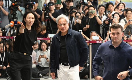 엔비디아 젠슨 황 CEO, 김포공항 통해 입국