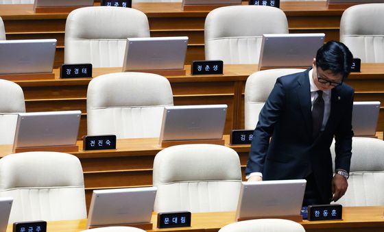 본회의장 자리 앉는 한동훈
