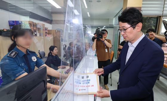 서울경찰청에 선관위 고발장 접수하는 주진우
