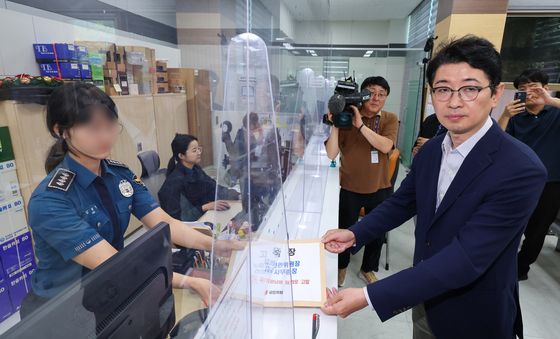 '투표용지 부족 사태' 고발장 접수하는 주진우 의원