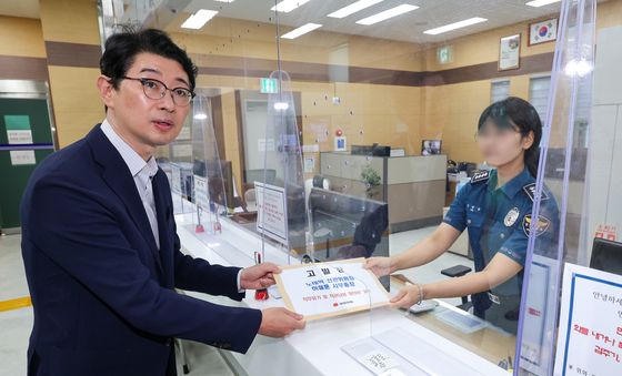 선관위원장·사무총장 고발장 접수하는 주진우