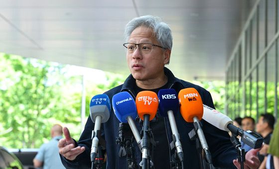 취재진 질문에 답하는 엔비디아 젠슨 황 CEO
