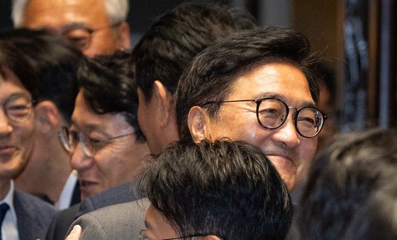 김남준 의원과 포옹하는 우원식 전 의장