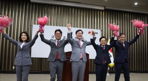 기뻐하는 국민의힘 재보궐선거 당선 국회의원들