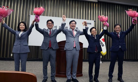 기뻐하는 국민의힘 재보궐선거 당선 국회의원들
