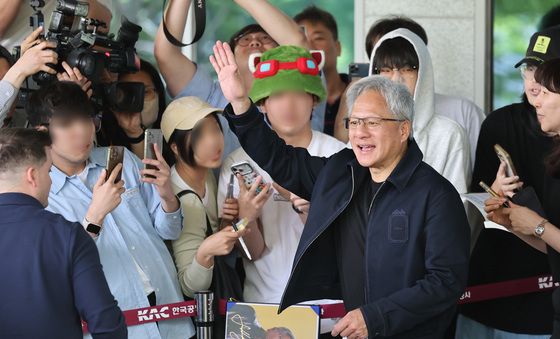 시민들 향해 인사하는 젠슨 황