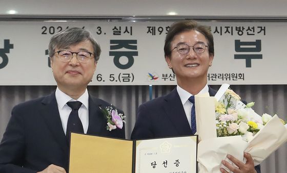 당선증 교부받은 전재수 부산시장 당선인
