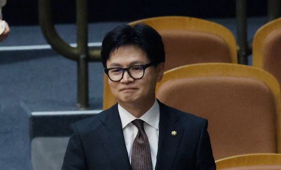 국회 등청해 첫 투표하는 한동훈