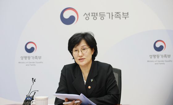 스토킹 교제폭력 피해자 지원시설 간담회 하는 원민경 장관
