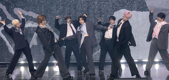 네이즈, 무대를 즐기는 자