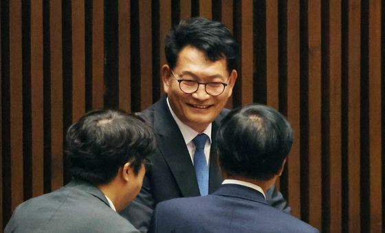의원들과 대화 나누는 송영길 의원