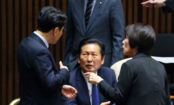 의원들과 대화 나누는 정청래 대표