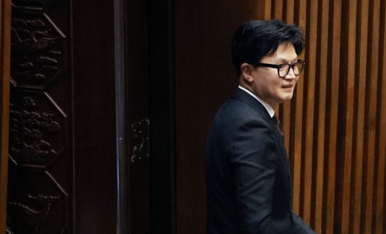 국회 본회의장 들어서는 한동훈 의원