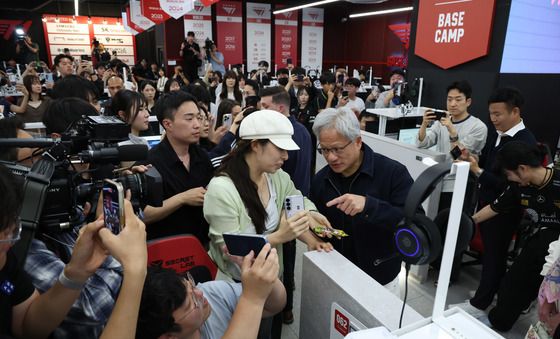 'T1 베이스캠프' 찾은 젠슨 황 CEO