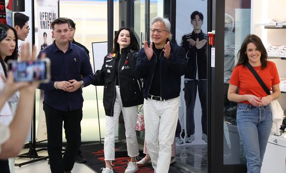 젠슨 황, 딸과 함께 'T1 베이스캠프' 방문