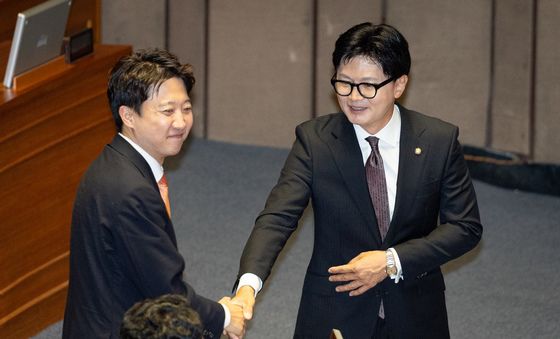 이준석 개혁신당 대표와 인사하는 한동훈 의원