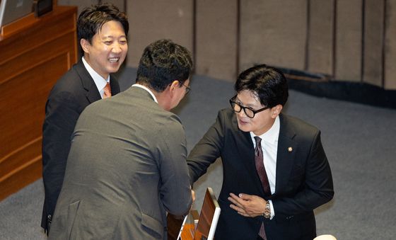 천하람 개혁신당 원내대표와 인사 나누는 한동훈