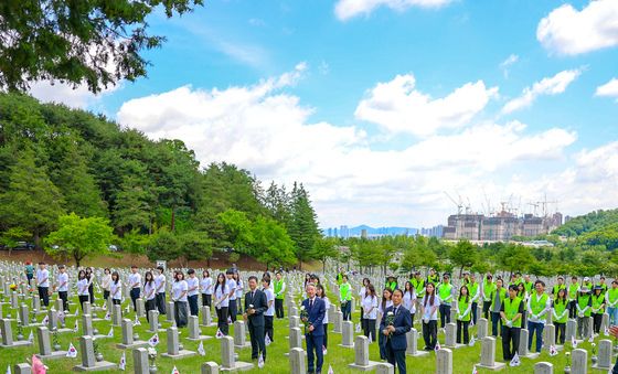 '서울현충원 묘역에 국화 한 송이'