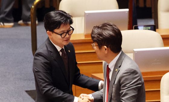 인사 나누는 유의동·한동훈