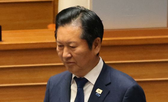 투표 하기 위해 발걸음 옮기는 정청래 대표