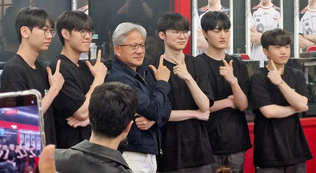 페이커와 시그니처 포즈 취하는 젠슨 황