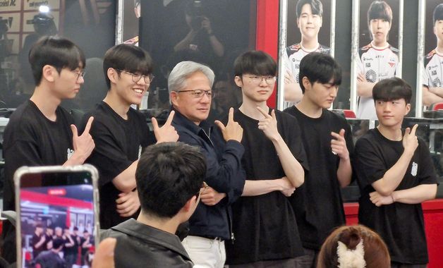 페이커와 포즈 취하는 젠슨 황