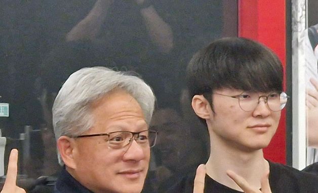 페이커와 시그니처 포즈 취하는 젠슨 황