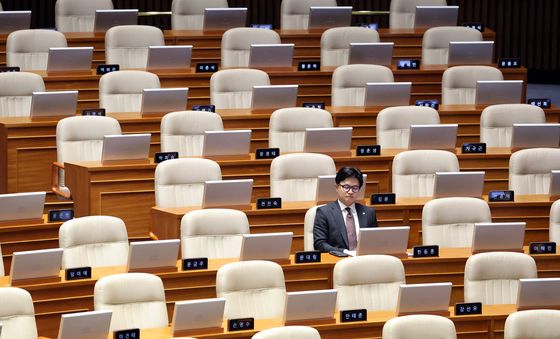 본회의장 자리한 한동훈 무소속 의원