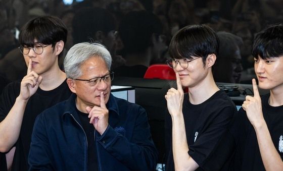 페이커의 '쉿' 세리머니 따라하는 젠슨황