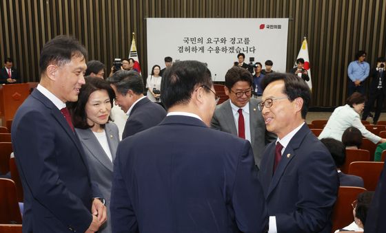 인사하는 국민의힘 재·보궐선거 당선 의원들