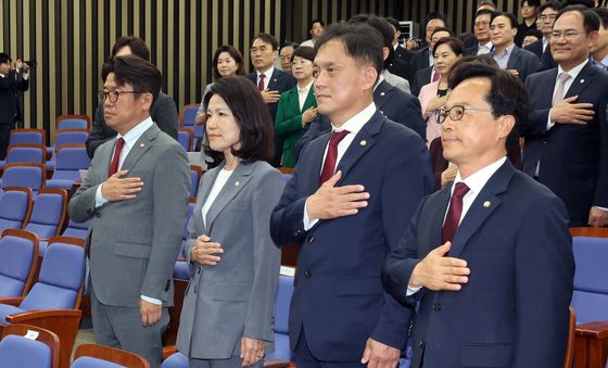 국민의례하는 국민의힘 재·보궐선거 당선자들
