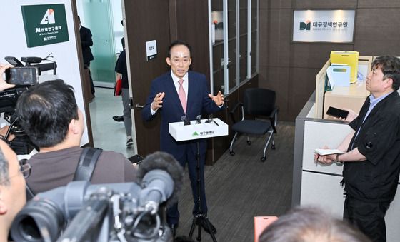 취재진 질문에 답하는 추경호 대구시장 당선인