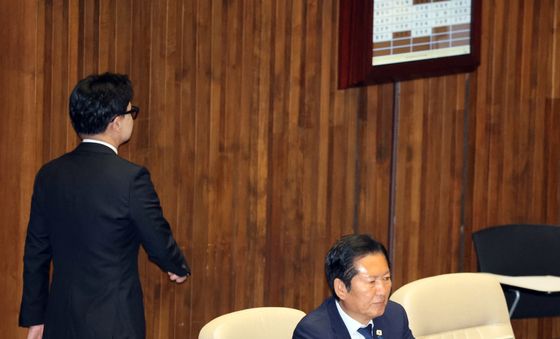 청청래 대표에게 인사 없이 지나가는 한동훈 의원