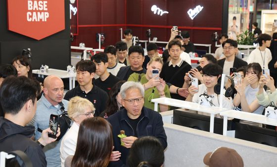 젠슨 황, '대상혁' 페이커 만나러 왔습니다