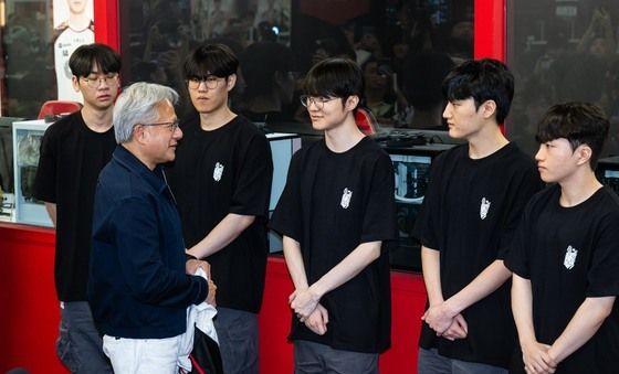 T1 선수단과 인사 나누는 젠슨 황