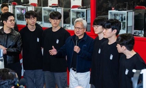 T1 선수들과 함께 하는 젠슨 황