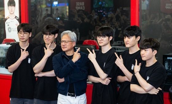 젠슨 황, 페이커와 함께 포즈