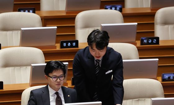 전자투표기 사용법 설명듣는 '초선' 한동훈 의원